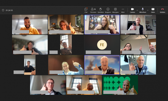 Schermafbeelding van digitale vergadering waarbij alle deelnemers een duim opsteken